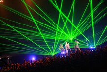 「オンナク祭」のステージでパフォーマンスするPerfume。