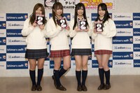 写真左から松原夏海、小林香菜、倉持明日香、峯岸みなみ。イベントには香港のケーブルテレビ局CENも取材で参加しており、峯岸は「これからどんどん、海外にも進出していきたいと思っています」と意気込みを語った。