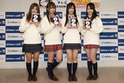 写真左から松原夏海、小林香菜、倉持明日香、峯岸みなみ。イベントには香港のケーブルテレビ局CENも取材で参加しており、峯岸は「これからどんどん、海外にも進出していきたいと思っています」と意気込みを語った。