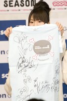 チームKメンバーのサインが入った番組オリジナルTシャツ