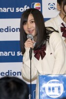 お宝グッズの抽選を行う小野恵令奈。