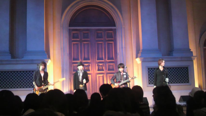年明けの1月10日には初のワンマンライブを実施する+Plus。チケットはローソンチケットなどで発売中。
