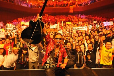 アニキと観客、全員で拳を突き上げ記念撮影。