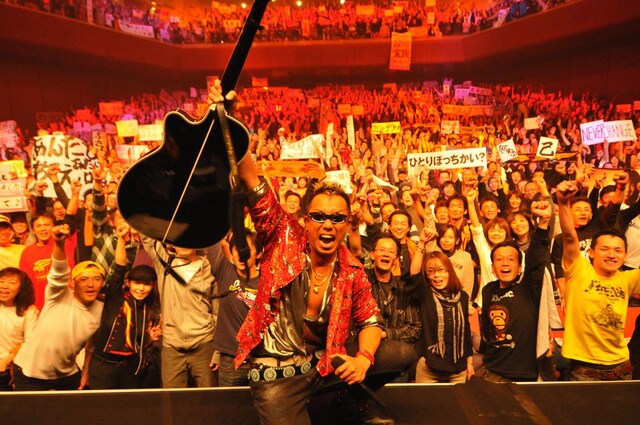 アニキと観客、全員で拳を突き上げ記念撮影。