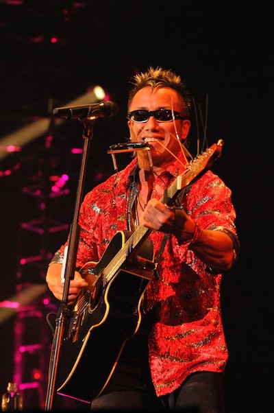 このアコースティックツアーではトークもいつも以上に弾んだアニキ。公演によっては、客席からファンを舞台に上げるというハプニングも。