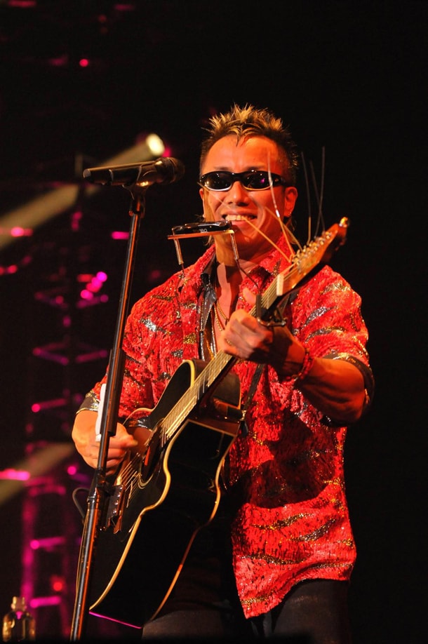 写真は昨年12月に京都会館で行われた「Tsuyoshi Nagabuchi Acoustic Live 30th Anniversary」最終公演の様子。