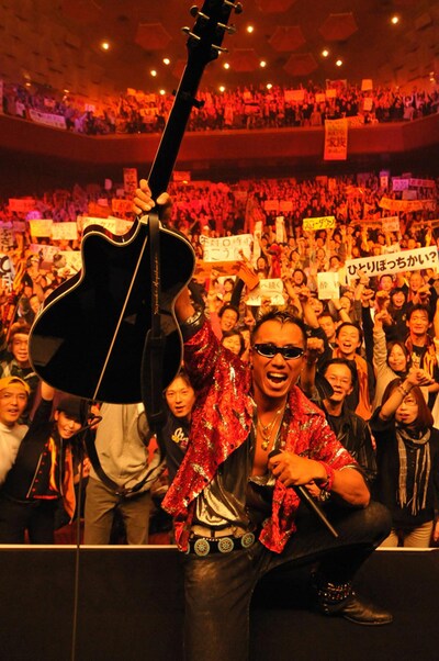 「ひとりぼっちかい？」「スローダウン」「午前0時の向こう側」など、思い思いのリクエスト曲を書いたカードを掲げるファンたち。