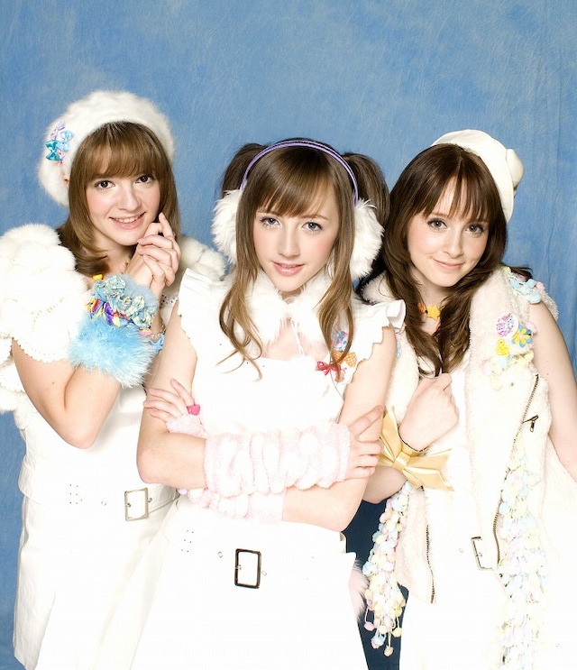 強力な仲間たちを引き連れ日本にやってきたベッキー・クルーエル（写真中央）。サラ（左）は“ジャポネーゼアニメ”に傾倒するフランスのOTAKU、ジェマ（右）は姉のパメラとともに日々J-POP研究にいそしむ日本マニアの女子高生だ。