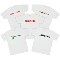 対象5店舗で限定販売されるコラボロゴ入りTシャツ