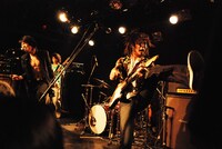 12月19日に東京・下北沢Queで行われた2ndミニアルバム「All de Fashion」のレコ発ワンマンライブの模様。