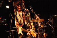 12月19日に東京・下北沢Queで行われた2ndミニアルバム「All de Fashion」のレコ発ワンマンライブの模様。