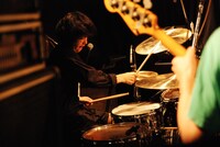 12月19日に東京・下北沢Queで行われた2ndミニアルバム「All de Fashion」のレコ発ワンマンライブの模様。