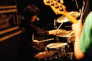 12月19日に東京・下北沢Queで行われた2ndミニアルバム「All de Fashion」のレコ発ワンマンライブの模様。
