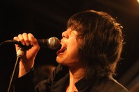 12月19日に東京・下北沢Queで行われた2ndミニアルバム「All de Fashion」のレコ発ワンマンライブの模様。