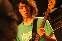 12月19日に東京・下北沢Queで行われた2ndミニアルバム「All de Fashion」のレコ発ワンマンライブの模様。