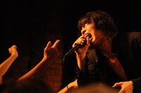 12月19日に東京・下北沢Queで行われた2ndミニアルバム「All de Fashion」のレコ発ワンマンライブの模様。