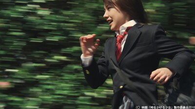 映画「時をかける少女」は筒井康隆による名作短編小説をもとに制作されたオリジナルストーリーの実写作品。細田守が監督したアニメ版「時をかける少女」で主人公の声を演じた仲里依紗（写真）が主演する。