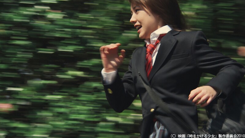 映画「時をかける少女」は筒井康隆による名作短編小説をもとに制作されたオリジナルストーリーの実写作品。細田守が監督したアニメ版「時をかける少女」で主人公の声を演じた仲里依紗(写真)が主演する。