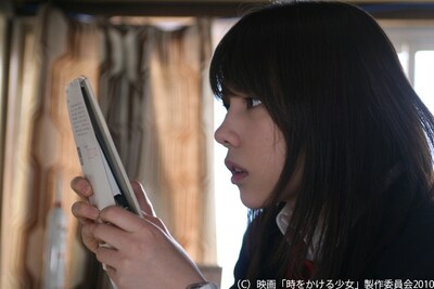 芳山あかりは、原作の主人公である母・和子の願いを叶えるために、過去にタイムリープすることとなる。