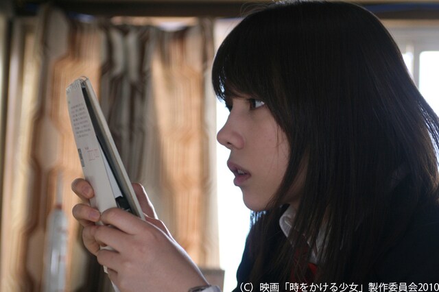 芳山あかりは、原作の主人公である母・和子の願いを叶えるために、過去にタイムリープすることとなる。