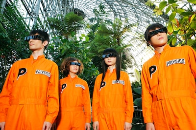 カヨ（写真右から2人目）は「武道館の後は皆さんと一緒に客席からPOLYSICSを見守っていきたいと思います。POLYSICSのステージを客席から見るのは、私の夢でもあったんです」ともコメント。新たな形態となるPOLYSICSがどんなステージを見せるのかにも注目だ。