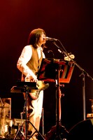 佐藤は物販紹介コーナーで新アイテム「ペンケシ」を熱心にアピール。