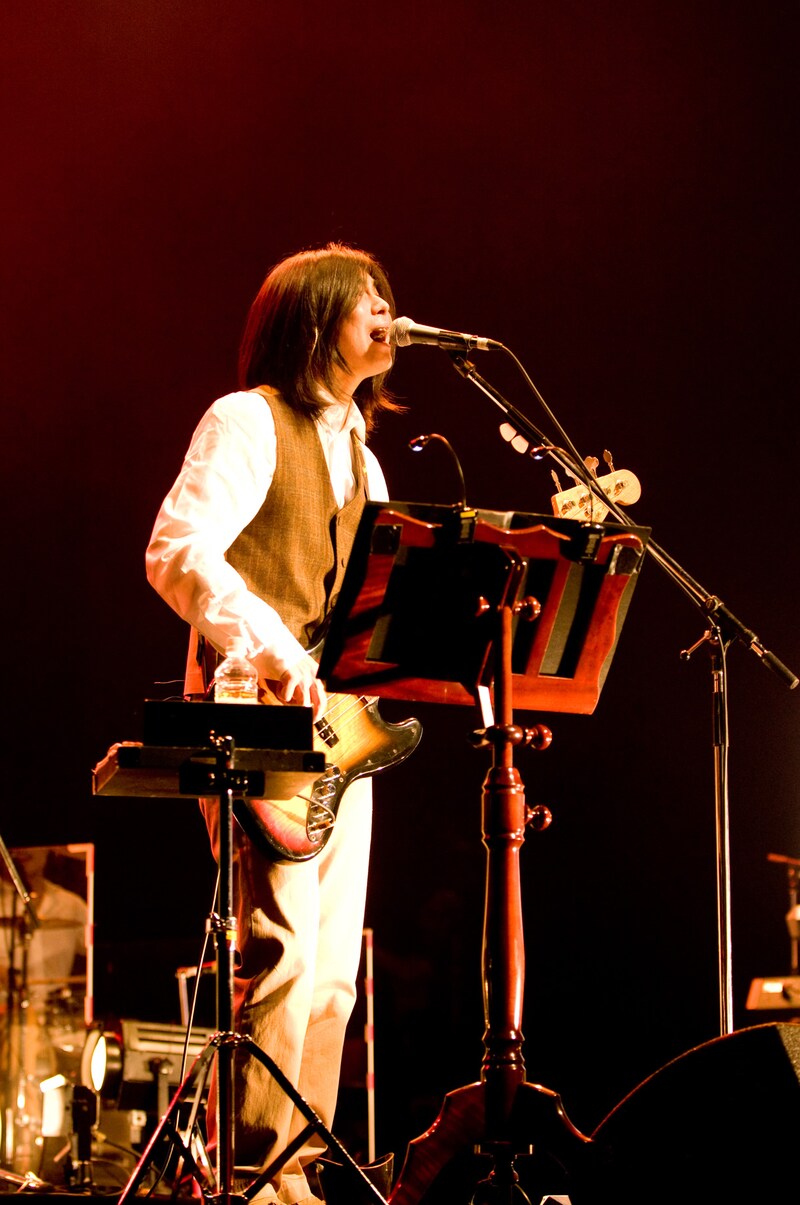 佐藤は物販紹介コーナーで新アイテム「ペンケシ」を熱心にアピール。