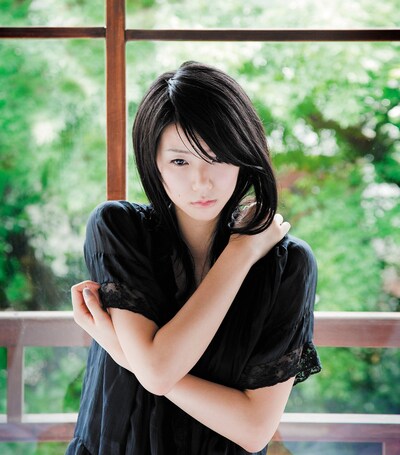 これまで4枚のシングルを発表し、アニメファンを中心に高い評価を集めている清浦夏実。10月にリリースされた最新シングル「悲しいほど青く／虹色ポケット」（写真）はアニメ「ささめきこと」のオープニング＆エンディングテーマに起用された。