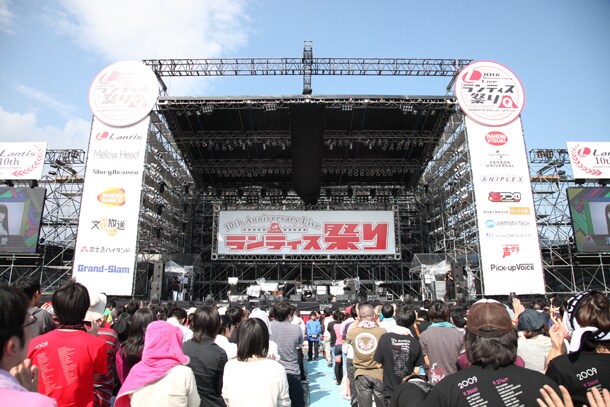 写真は「ランティス祭り」の様子。各日およそ1万人、合計2万人ものアニソンファンが富士の裾野に集まった。