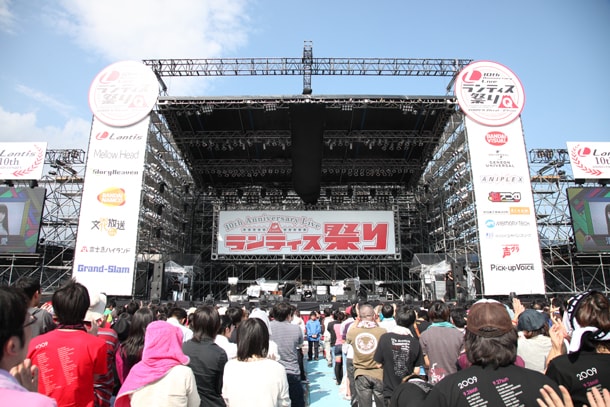 写真は「ランティス祭り」の様子。各日およそ1万人、合計2万人ものアニソンファンが富士の裾野に集まった。