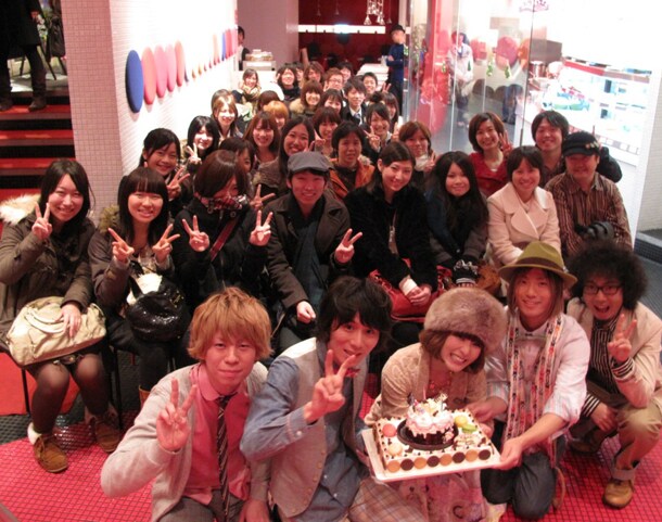 ファン40人と記念撮影。そしてイベント終了後はスイーツ食べ放題タイム。