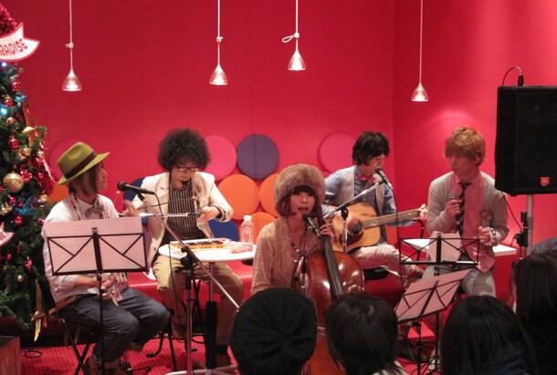 写真はアコースティックライブの様子。のあのわは年末、12月29日に「COUNTDOWN JAPAN 09/10」への出演も決定している。