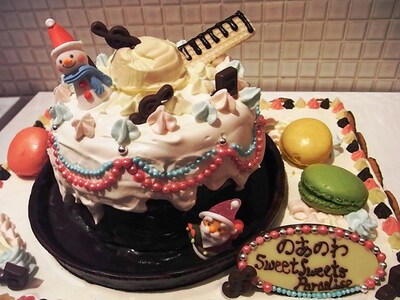 ジャケット写真のケーキ型ハットをモデルにしたオリジナルケーキも登場。