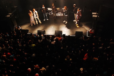 客席は超満員。外の寒さを忘れさせる熱い一夜となった。