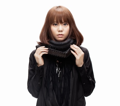 通常盤と初回限定盤では異なるジャケット写真を用意。こちらは初回限定盤のジャケット。