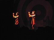 後半は最新シングル「LOVE & HATE」の衣装に。初のワンマンとあって、これまでのバニビの歴史を網羅したステージとなった。