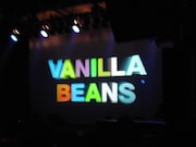 スクリーンに投影された「VANILLA BEANS」の文字。