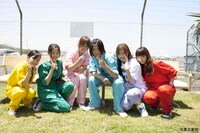 スカイダイビング当日、飛行場にて緊張が高まるメンバー6人。写真左から矢神久美、桑原みずき、小林香菜、宮澤佐江、松原夏海、野呂佳代。