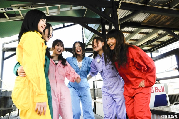 バンジージャンプを前に、お互いを励ましあうメンバーたち。果たして6人は3分以内に飛ぶことができるのか。