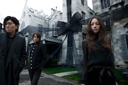GIRL NEXT DOORの千紗(Vo、写真右)