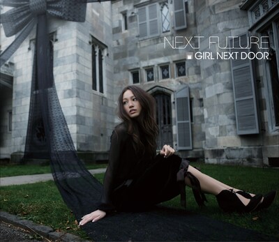 1月20日には約1年ぶり、2枚目のフルアルバム「NEXT FUTURE」をリリースする（写真は「NEXT FUTURE」CD+DVDジャケット）。