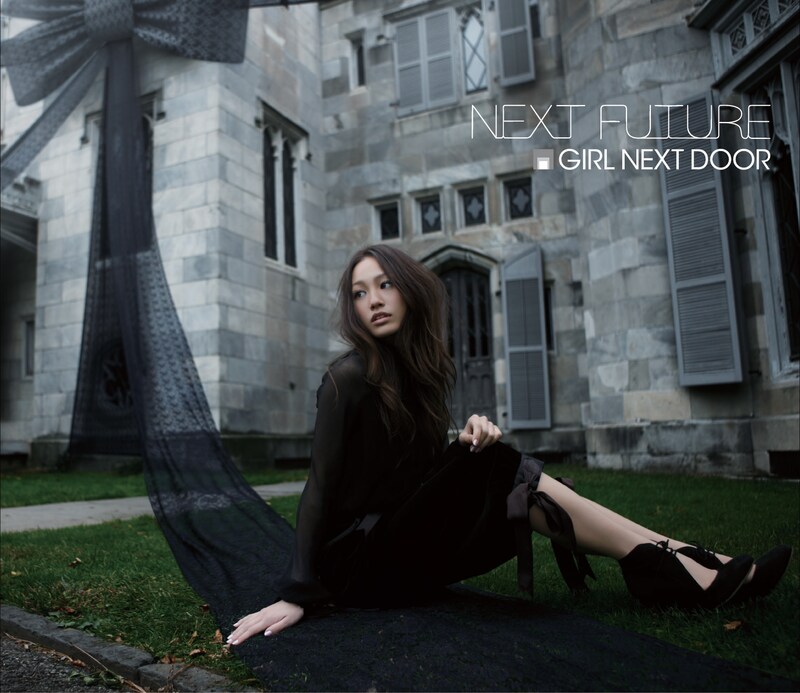 1月20日には約1年ぶり、2枚目のフルアルバム「NEXT FUTURE」をリリースする（写真は「NEXT FUTURE」CD+DVDジャケット）。