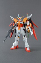 写真はT.M.Revolutionとアニメ「ガンダムSEED」のコラボによる「HG 1/144 ハイネ専用デスティニーガンダム」。シングル「X42S - REVOLUTION」の初回生産限定盤の付属アイテムとして発表された。