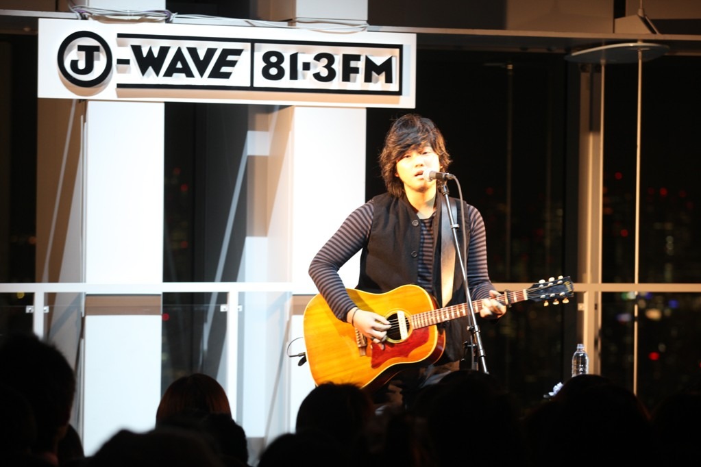 「J-WAVE CHRISTMAS LIVE」で弾き語りパフォーマンスを披露する秦。