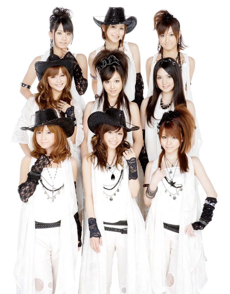 久住小春（写真中央）は全国ツアー「モーニング娘。コンサートツアー2009 秋～ナインスマイル～」の最終公演となった12月6日の東京公演を最後にグループを卒業。高橋愛、新垣里沙、亀井絵里、道重さゆみ、田中れいな、光井愛佳、リンリン、ジュンジュンの8人編成となった。