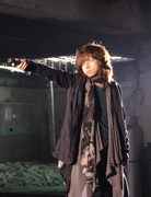 凛々しい表情で「バイオハザード」の世界に立ち向かう清春。