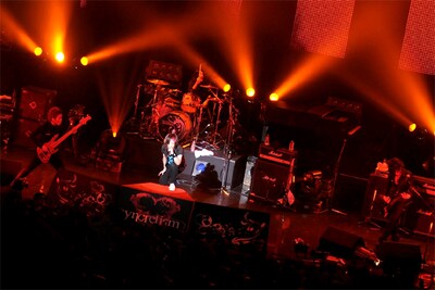 Zepp Tokyo「syncretism」のライブ写真。なお、兒玉怜が実体験を明かした著書「鬱病ロッカー」は、初版の1万5000部が完売し増刷が決定している。