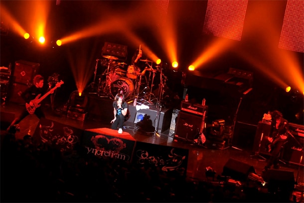 Zepp Tokyo「syncretism」のライブ写真。なお、兒玉怜が実体験を明かした著書「鬱病ロッカー」は、初版の1万5000部が完売し増刷が決定している。