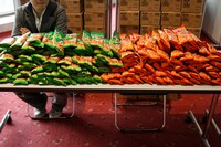 柿の種はノーマルの味とわさび味の2種類が配布された。