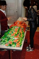 会場に入ると、柿の種が1袋プレゼントされた。